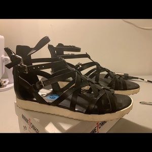 Edgy Guess sandals